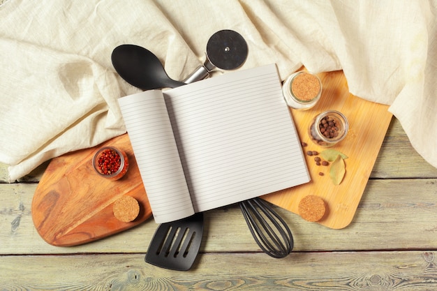 Libreta de recetas y utensilios